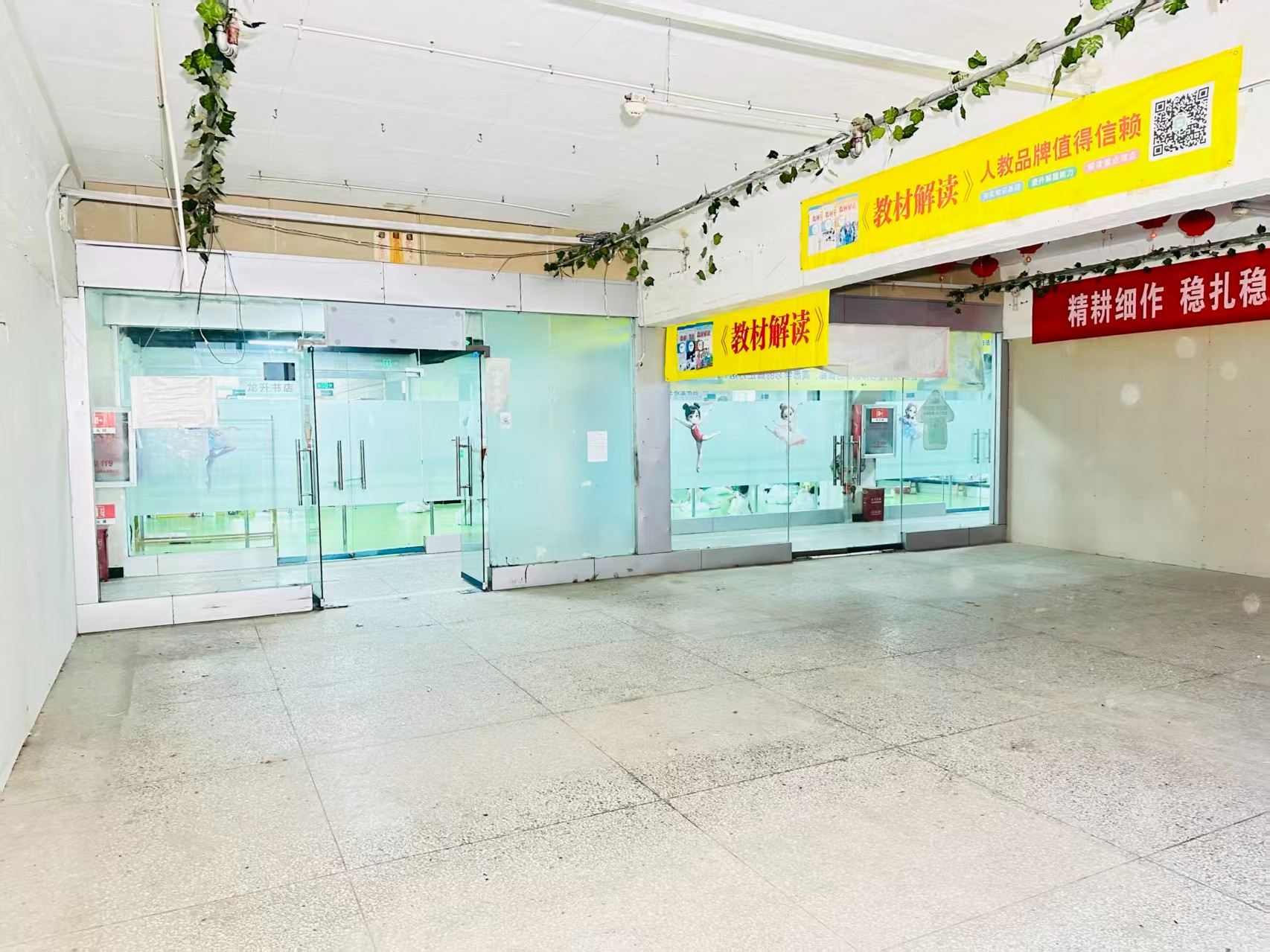 岳村中街提供写字楼、商铺、展示空间、直播间等多种面积选择，满足企业办公、研发、展示、运营等多元需求。